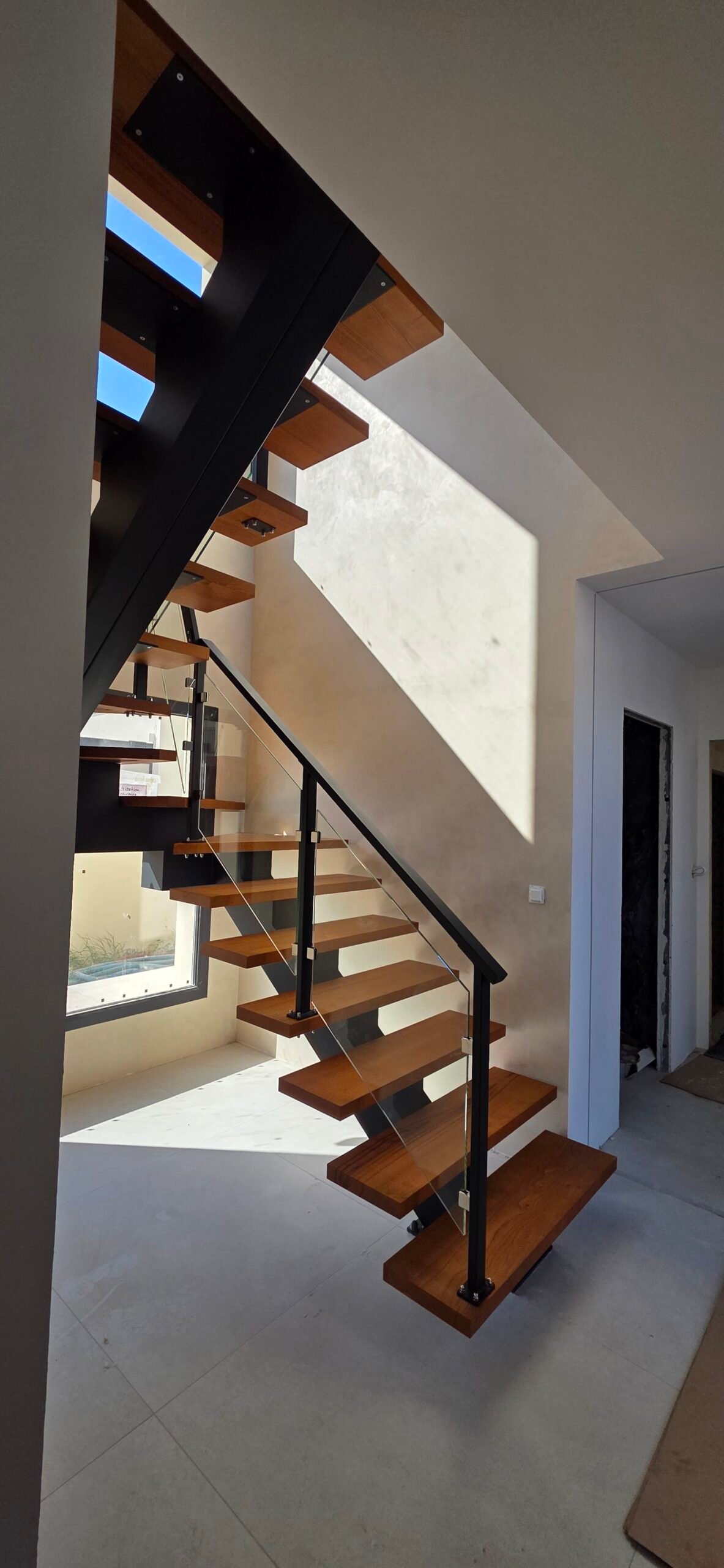 Escalier métal et bois avec garde-corps