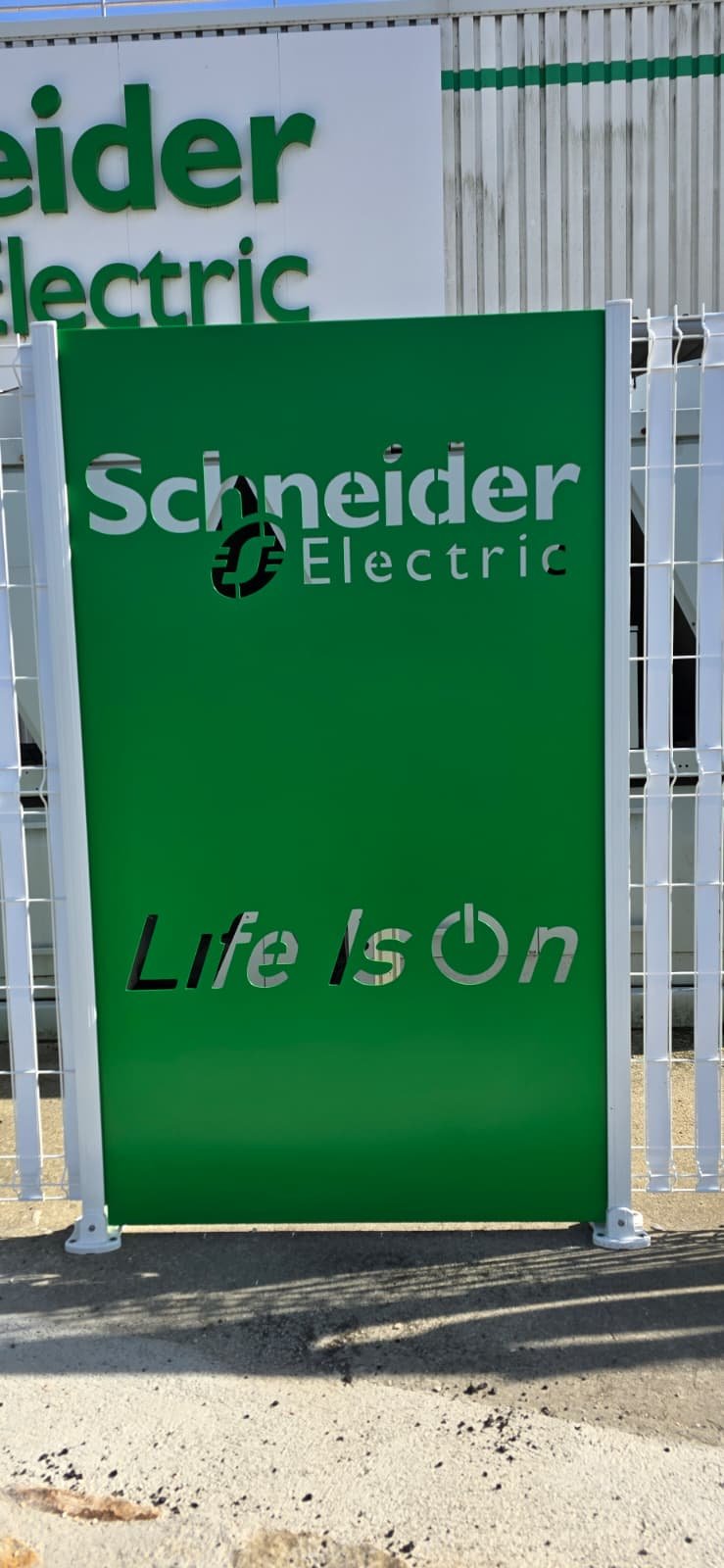 Panneau Schneider Electric découpé au laser
