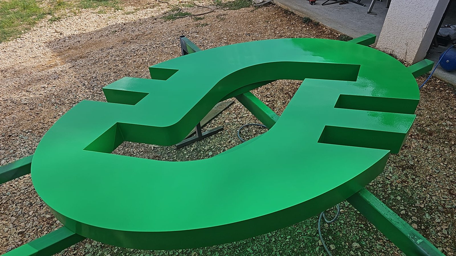 Détail d’un logo industriel fabriqué sur mesure