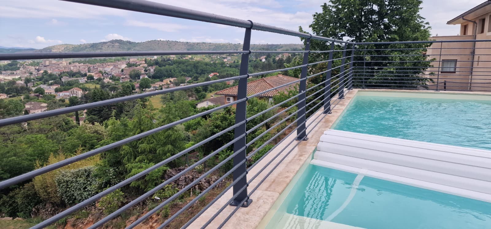 Détail du garde-corps inox autour de la piscine