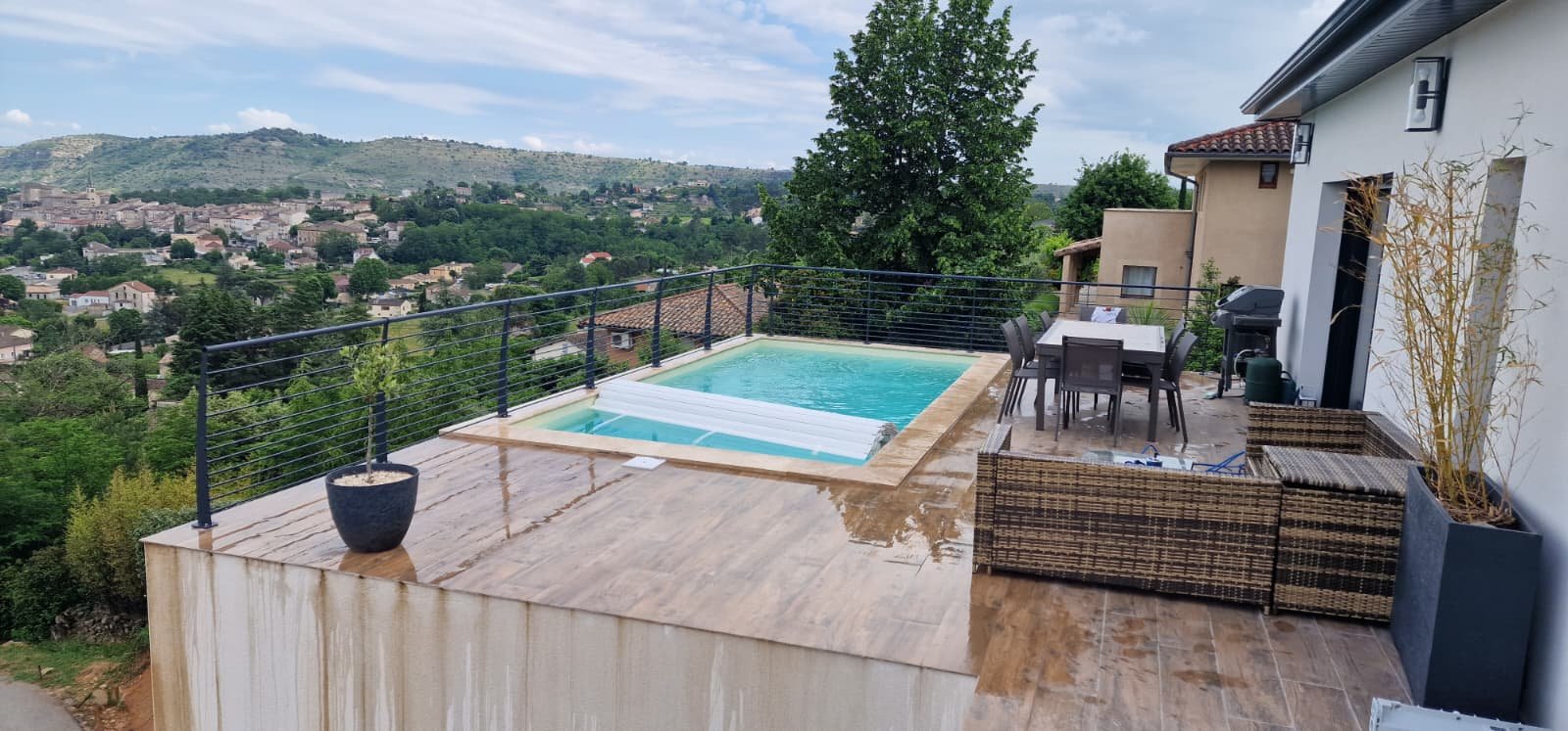 Vue latérale du garde-corps de piscine