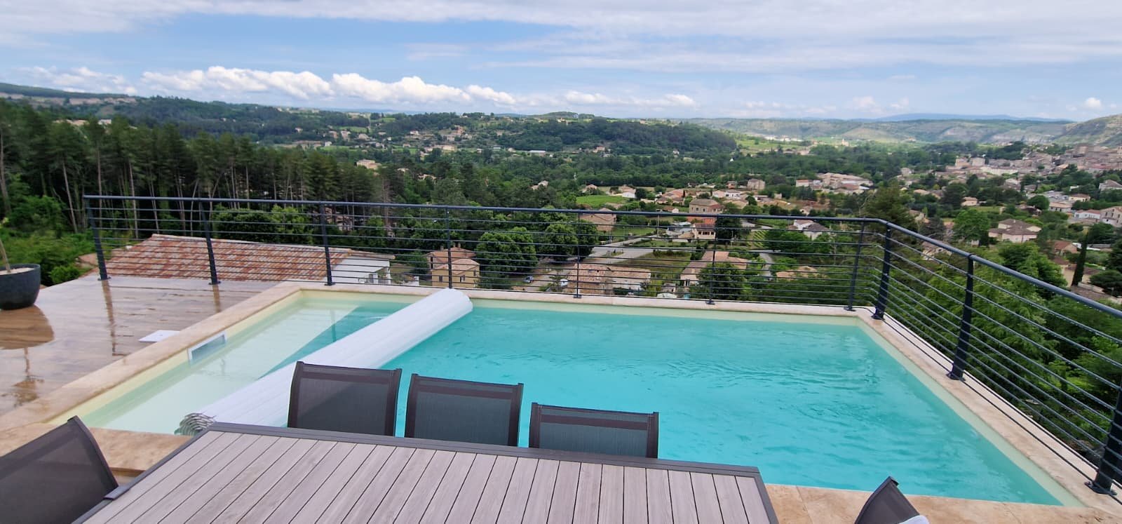 Garde-corps de piscine avec vue sur le paysage