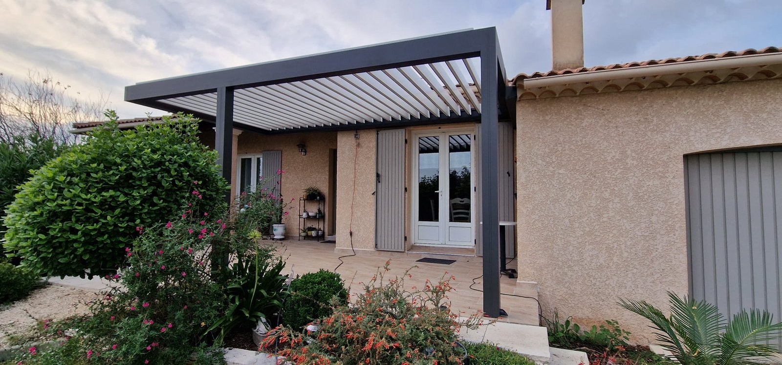 Pergola bioclimatique sur terrasse