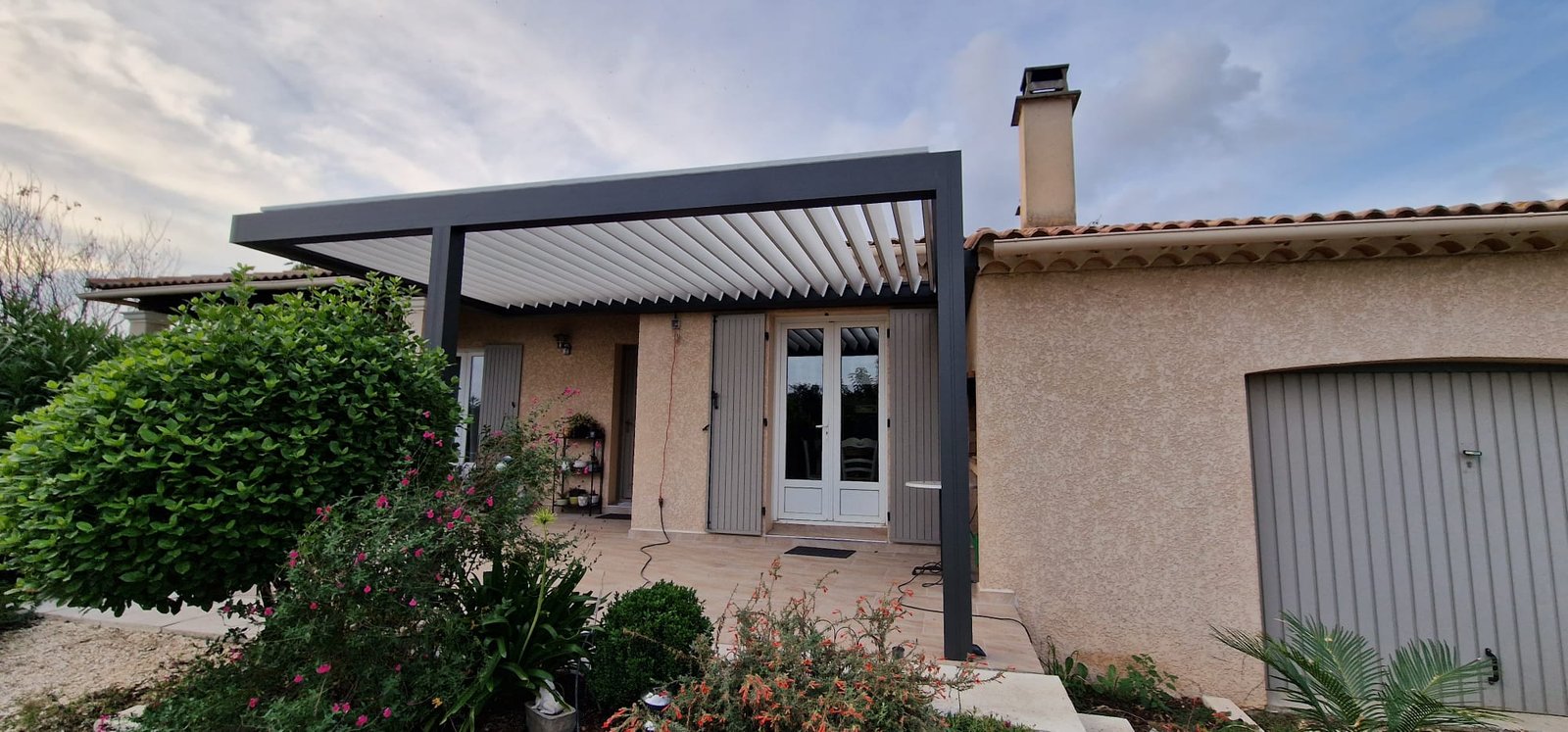 Vue latérale de pergola bioclimatique