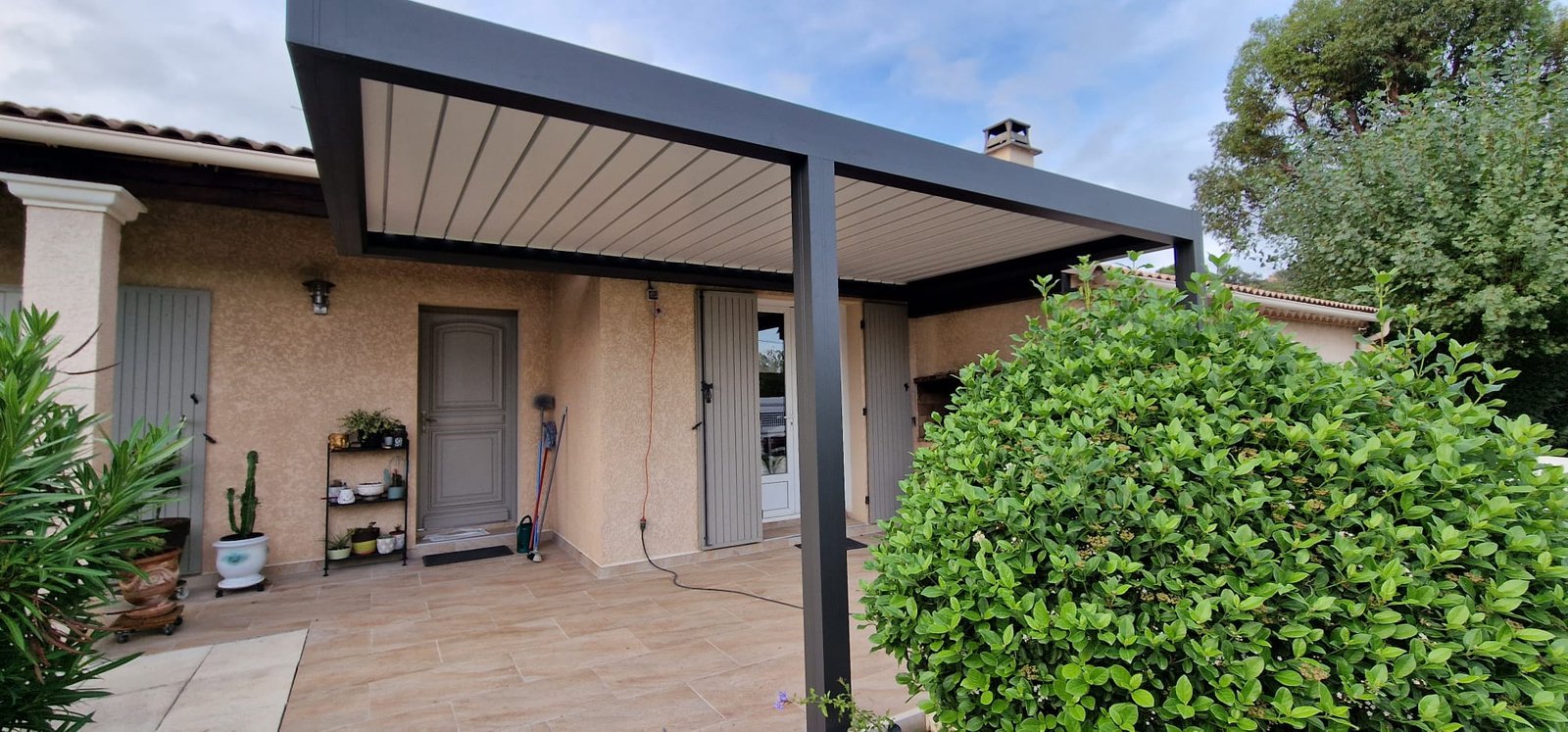Pergola aluminium intégrée à la façade