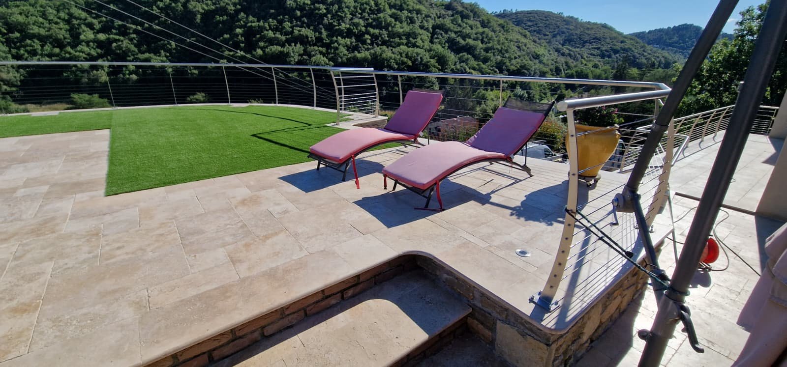 Garde-corps inox à câbles sur terrasse panoramique