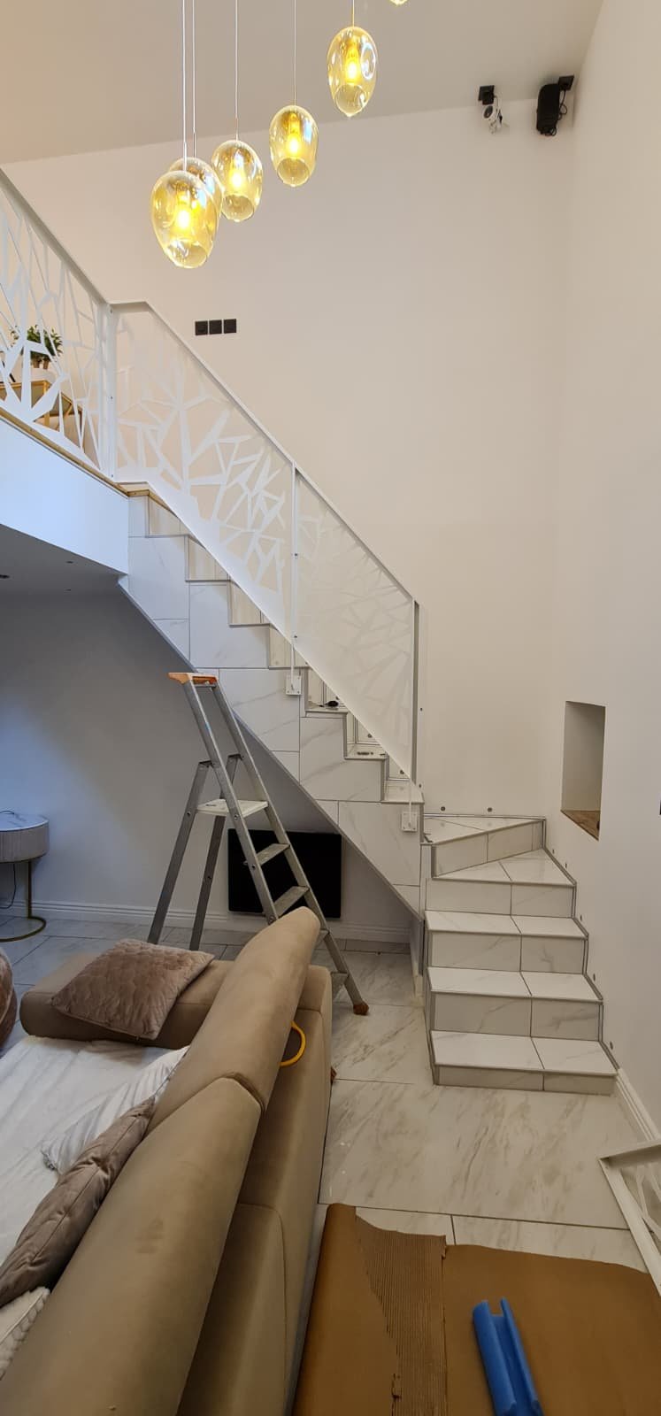 Garde-corps découpé au laser dans un escalier