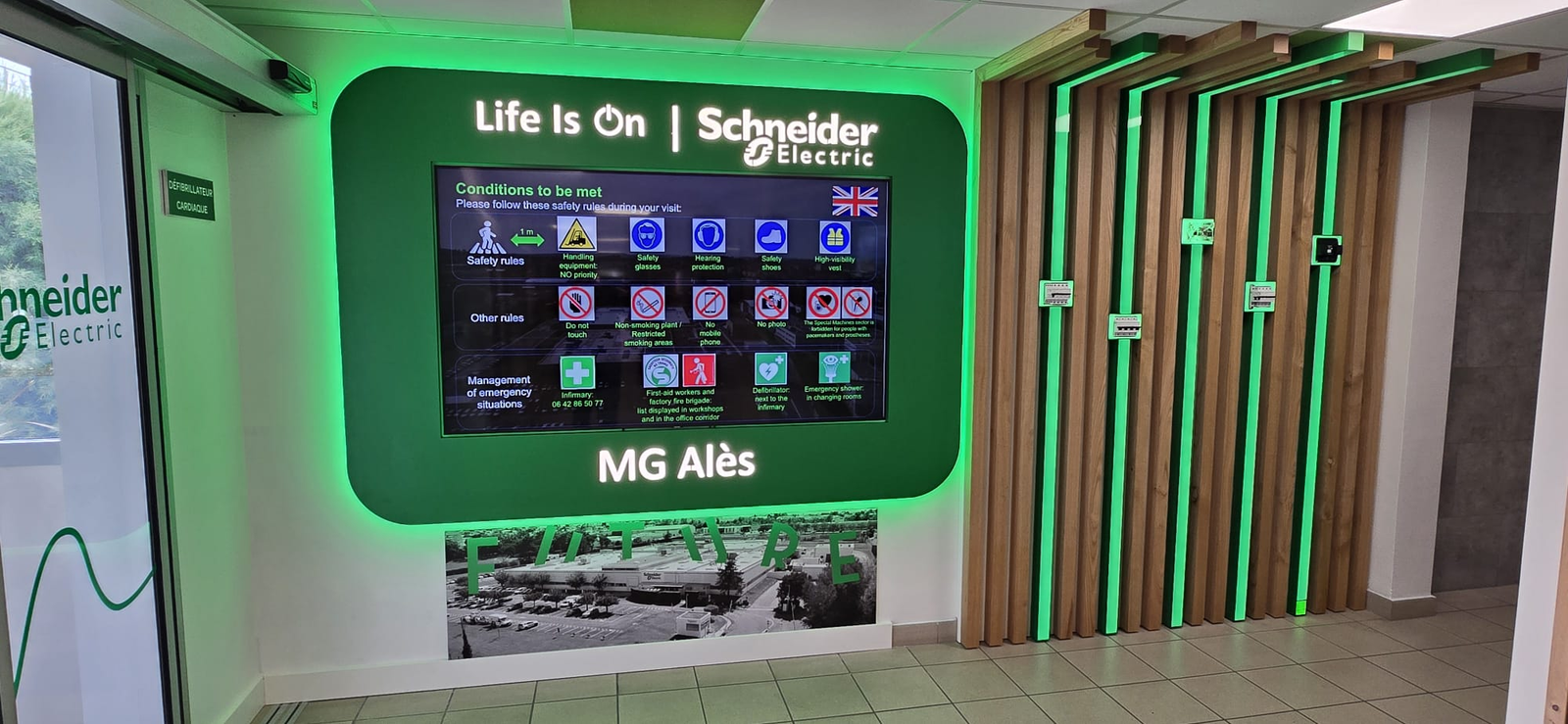 Aménagement sur mesure d’un espace d’accueil professionnel — hall Schneider Electric