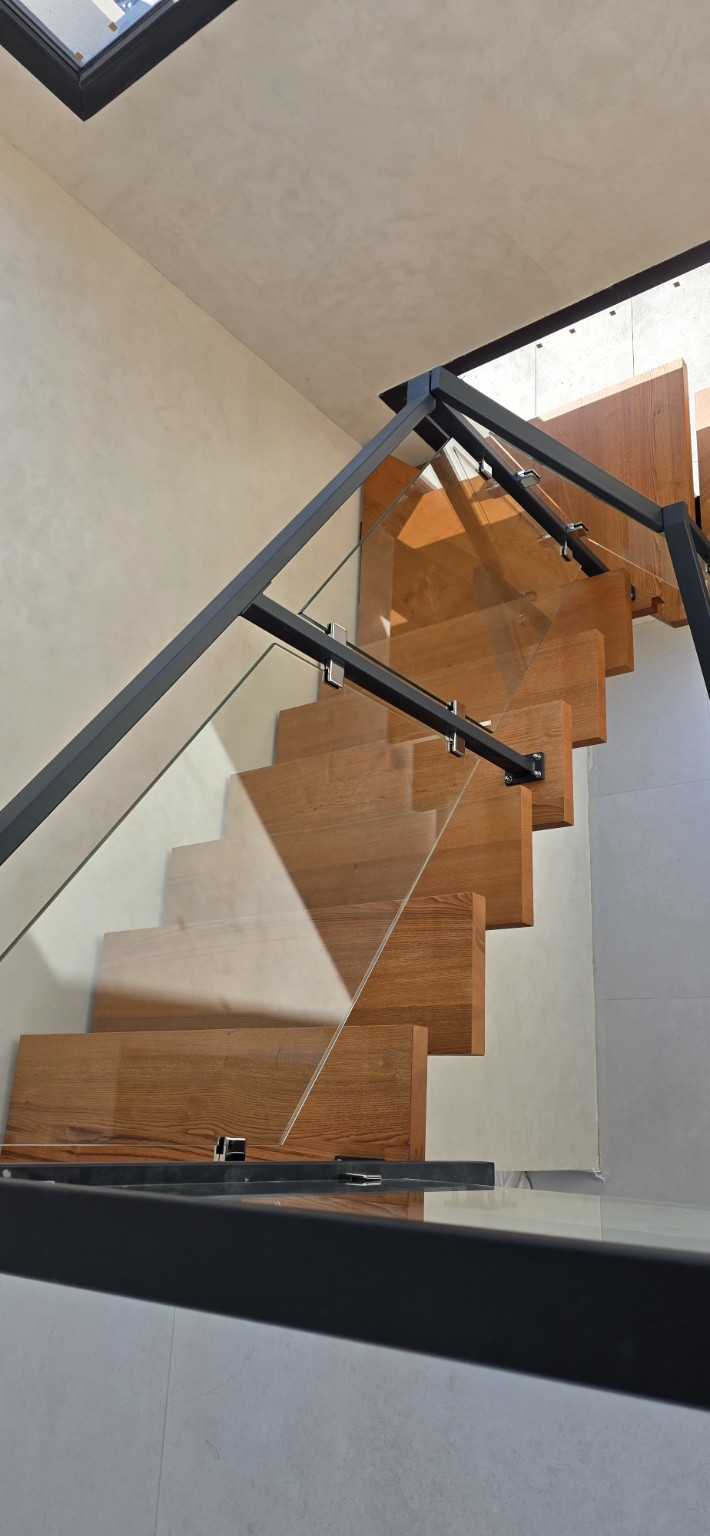 Garde-corps vitré sur escalier