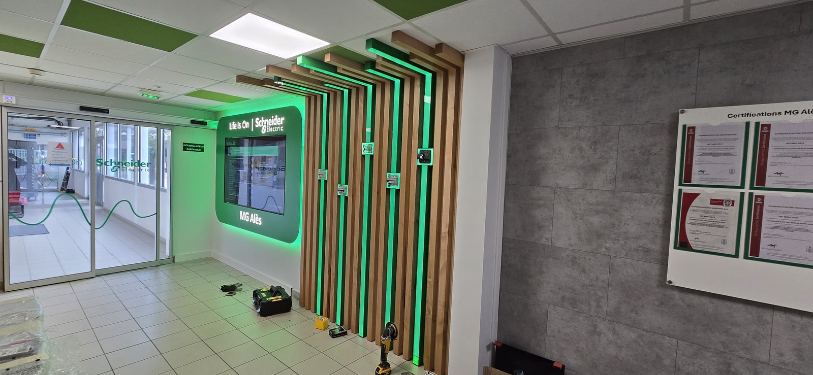 Vue complémentaire du hall Schneider Electric avec logos visibles