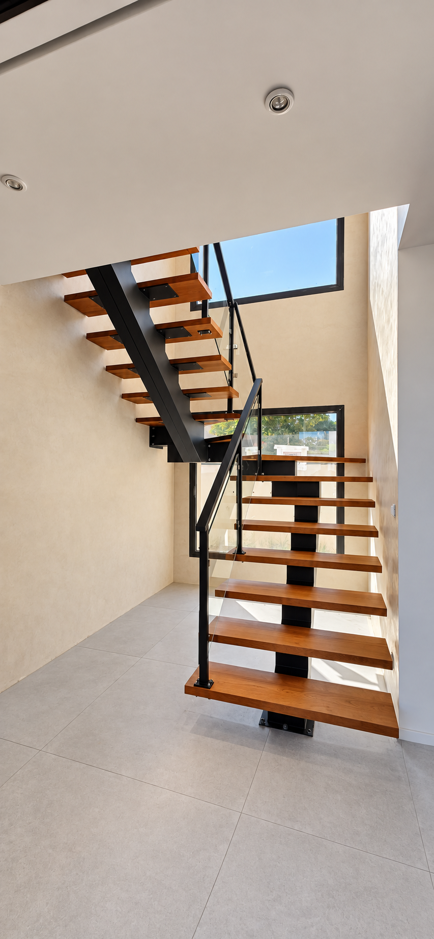 Escalier intérieur métal noir et bois